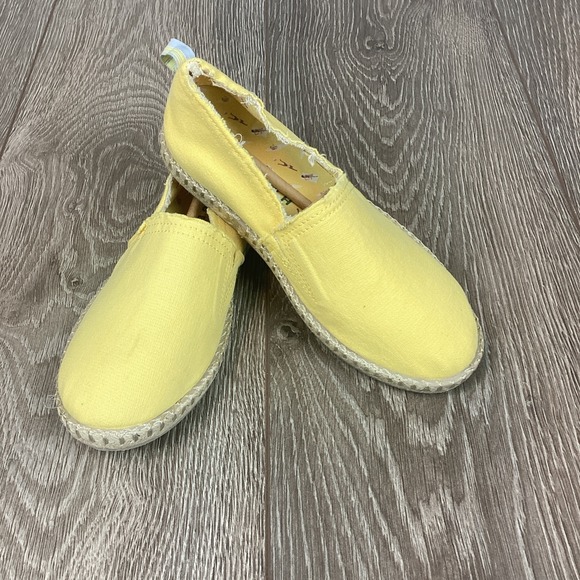 Vionic Women's Laguna‎ Espadrille in Yellow Fun Sun Canvas 5 36 NEW - Picture 1 of 11